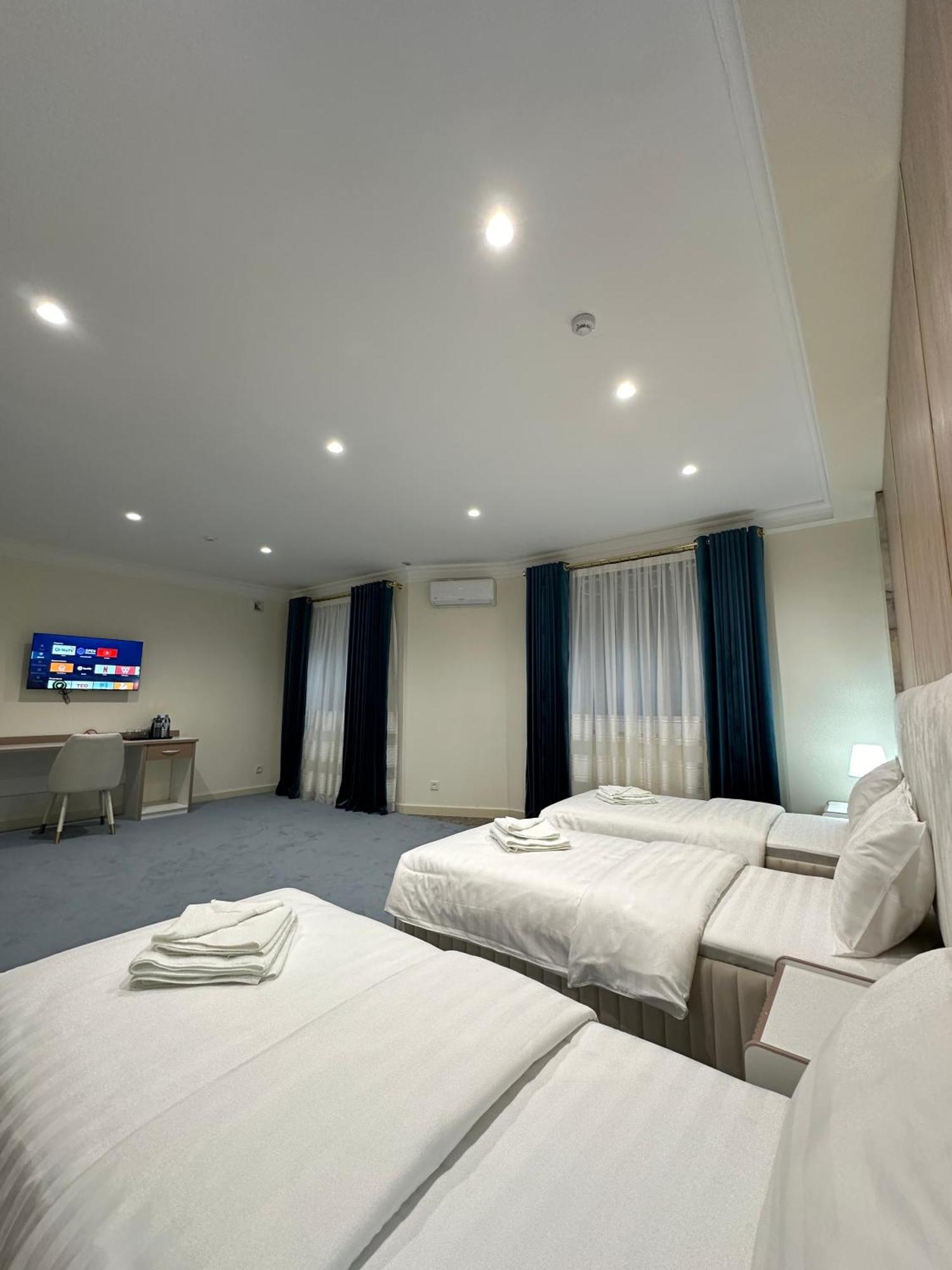 Nur Makon Hotel Tasken Kültér fotó
