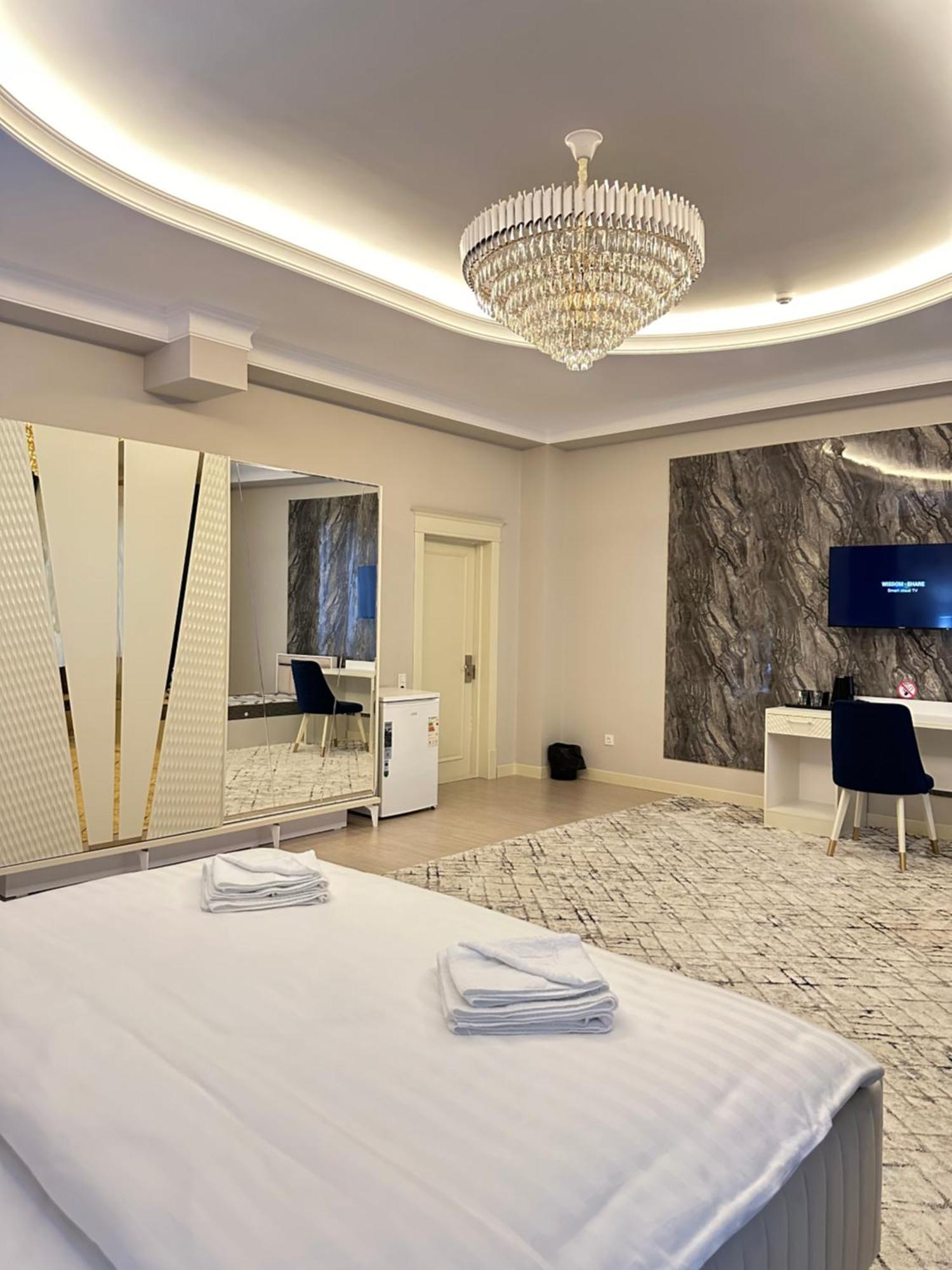 Nur Makon Hotel Tasken Kültér fotó